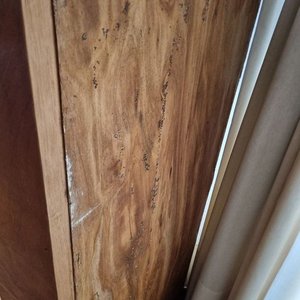 Vitrina Esbelta de Madera con Puertas de Vidrio Ahumado y Tiradores Metálicos - imagen 5