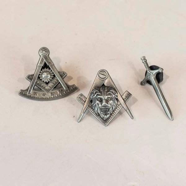 Lote siguiente: Pinos Masonicos con Emblemas