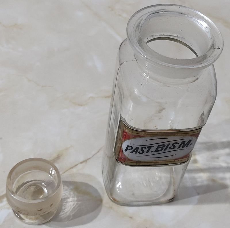 Antiguo frasco de vidrio hialino de farmacia con etiqueta y tapón - imagen 3