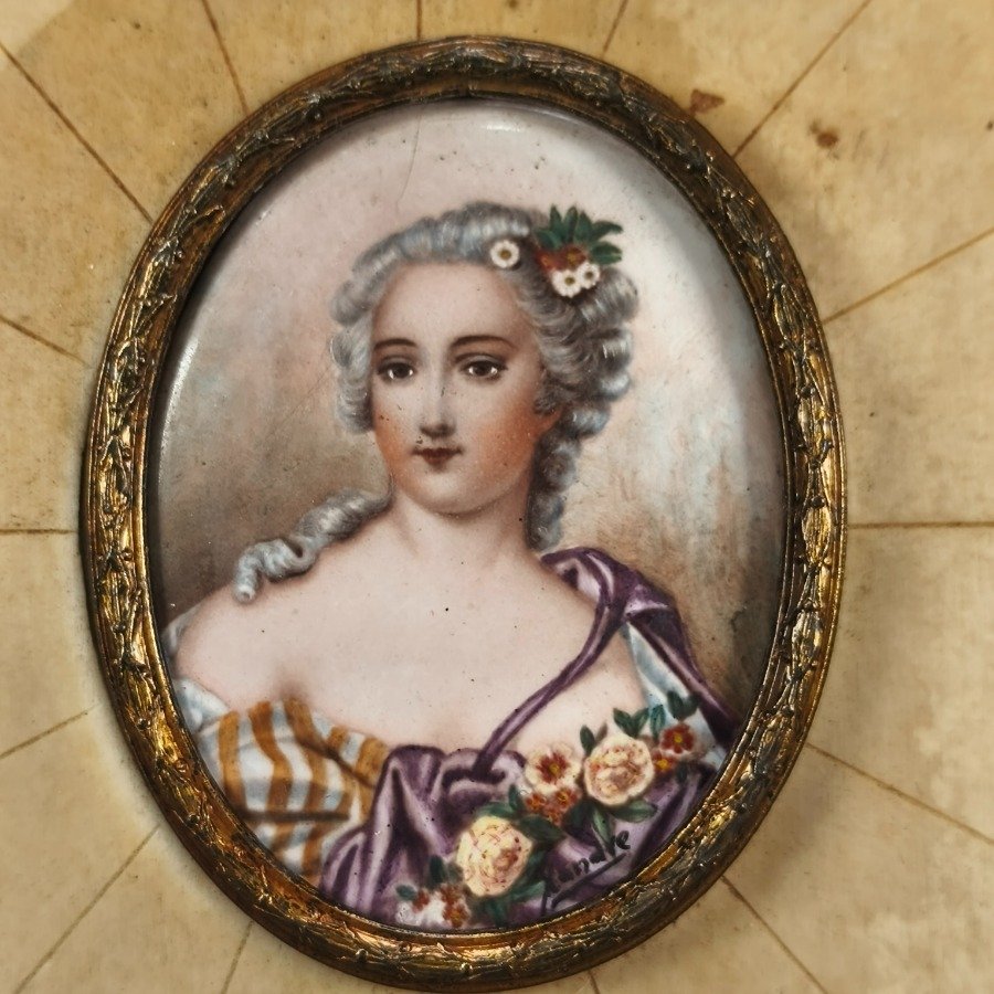 Miniaturas de retratos en porcelana con marcos dorados y bordes de celofán - imagen 3