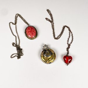 Dos Cadenas con Colgantes (Piedra, Guarda Foto) y Reloj de Bolsillo Moderno - imagen 1