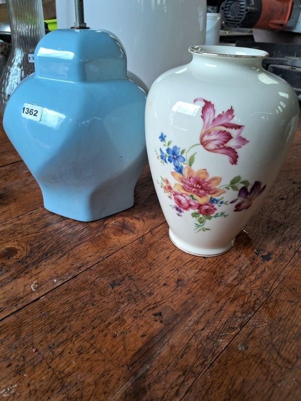 Lote anterior: Lampara y jarrón decorativo en buen estado