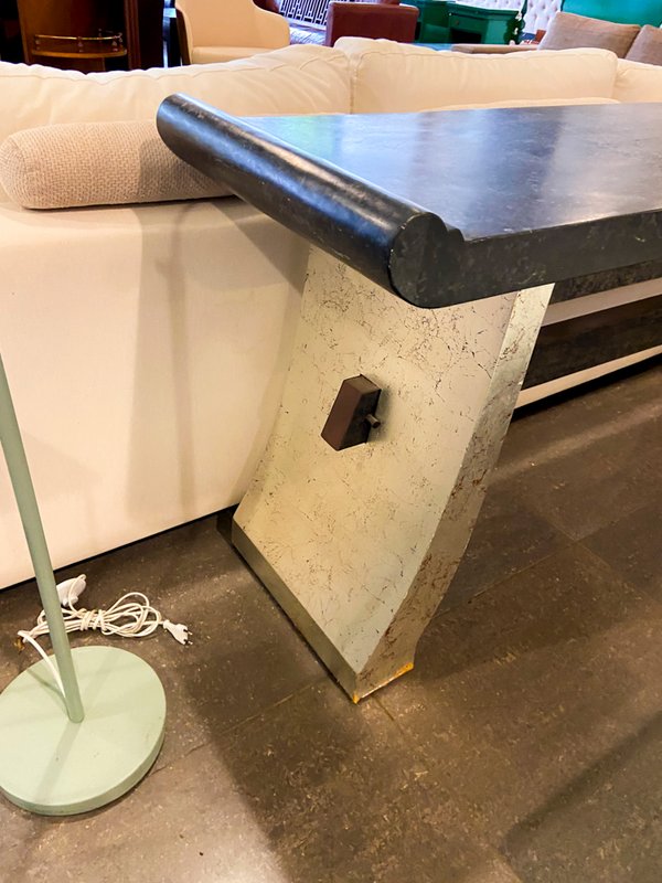 Mesa de recibidor moderna con base geométrica y tapa de piedra