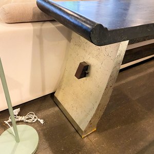 Lote siguiente: Mesa de recibidor moderna con base geométrica y tapa de piedra