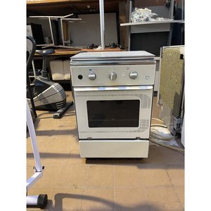 Lote siguiente: Cocina Delne a Super Gas con Horno Eléctrico y 2 Hornallas