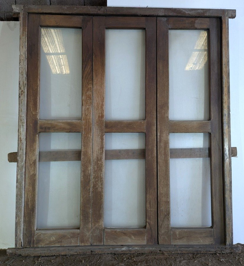 Puerta de madera con tres hojas batientes y marco - imagen 6