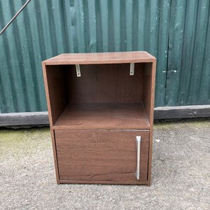 Lote siguiente: Mesa de Luz Moderna con Cajón