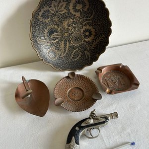 Plato Decorativo Bronce, Ceniceros Cobre y Pistola Antigua Decorativa - imagen 2