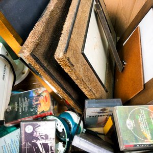 Lote de Portaretratos, Discos de Vinilo, Cassettes, Cámara y Caja de Madera - imagen 3