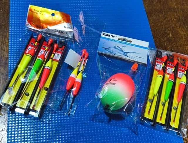 Lote de 9 Boyas de Pesca de Varios Tamaños y Colores