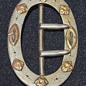 Lote anterior: Hebilla Ovalada Antigua de Plata y Oro con Detalles Florales