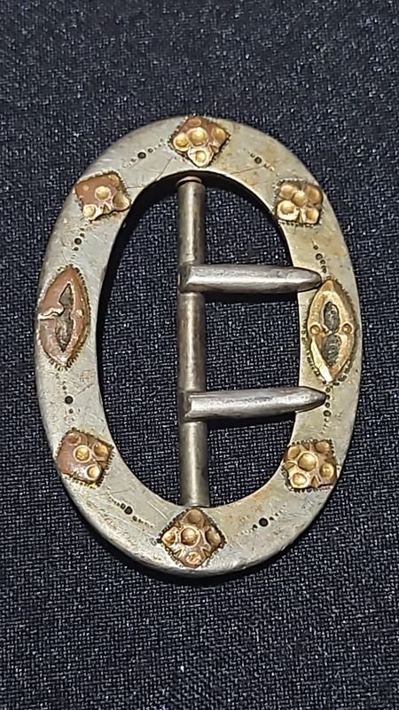Hebilla Ovalada Antigua de Plata y Oro con Detalles Florales