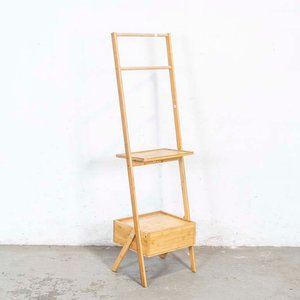 Lote siguiente: Estante de Bambú con Puerta Inferior y Detalles de Lustre
