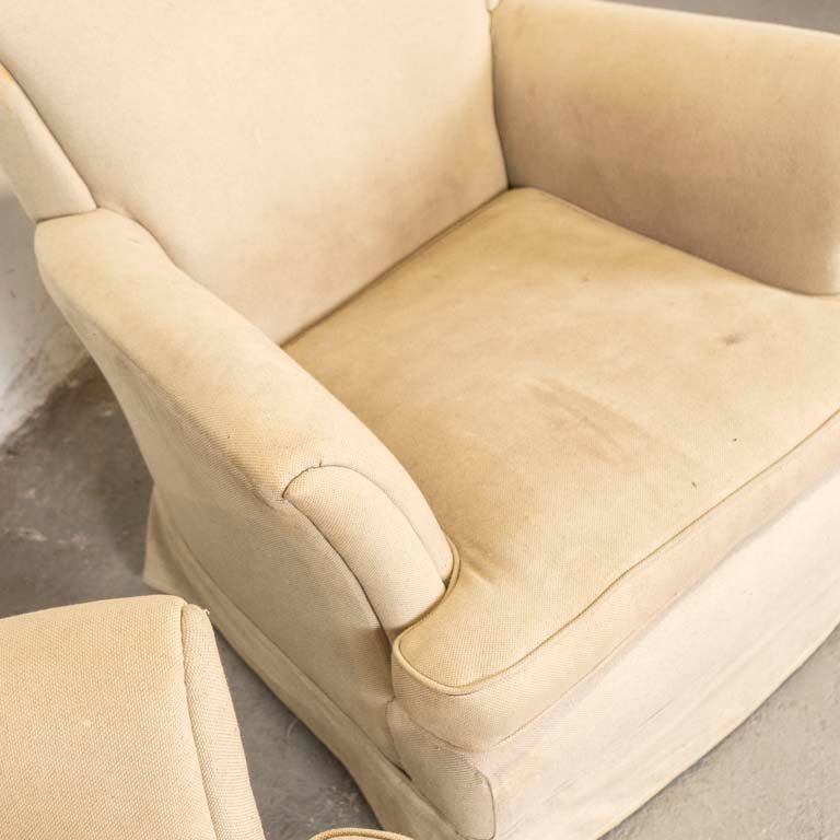 Sillones tapizados en color beige con almohadones - imagen 3