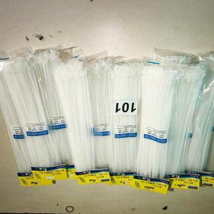 Lote siguiente: Set de 100 Precintos de Nylon Blancos 30cm