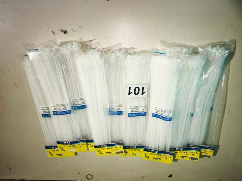 Set de 100 Precintos de Nylon Blancos 30cm