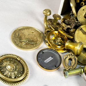 Lote de Artículos de Bronce: Medallones, Cadenas y Herrajes Varios - imagen 4