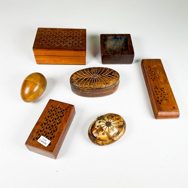 Lote anterior: Siete piezas de madera en cajas diferentes con huevos