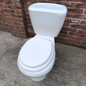 Inodoro Blanco con Cisterna Mochila - En Funcionamiento - imagen 3