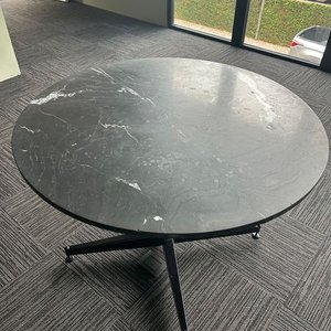Mesa Redonda con Tapa de Mármol Negro y Pata Metálica - imagen 3