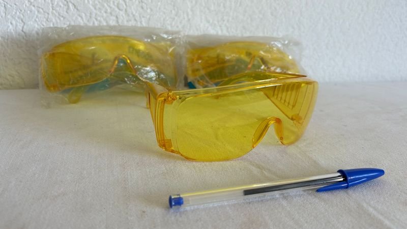 Lentes de protección y escritorio - imagen 2