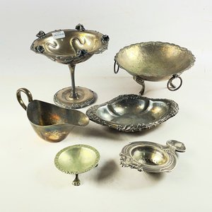 Lote siguiente: Lote de 6 piezas de metal plateado: centro de mesa, salsera, colador de té y más