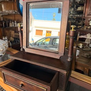 Antiguo Espejo de Tocador de Sobremesa con Cajón y Tallas Decorativas - imagen 6