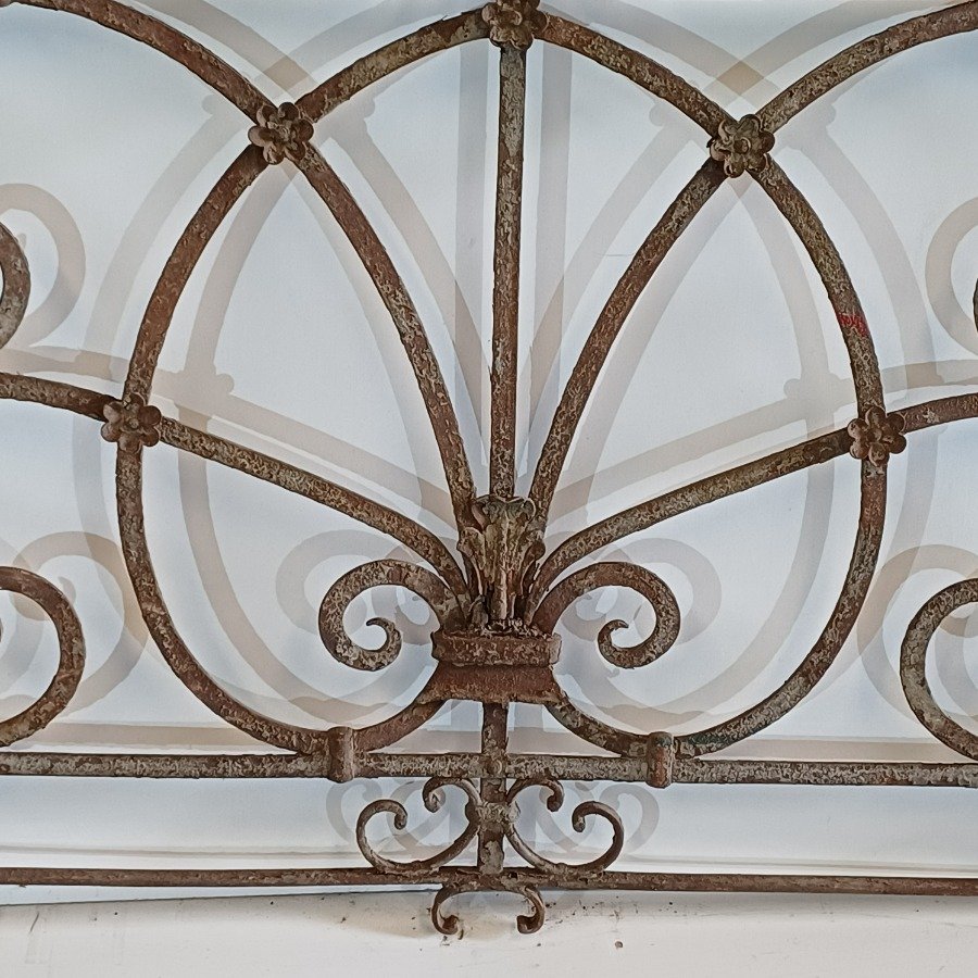 Reja antigua de hierro con diseño curvo - imagen 4