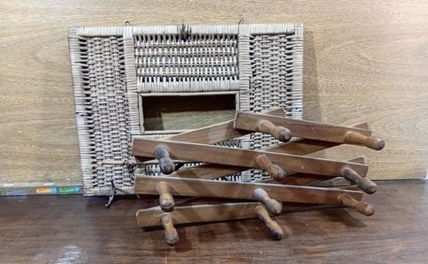 2 Percheros Vintage: Madera Sano y Mimbre con Detalles - imagen 1