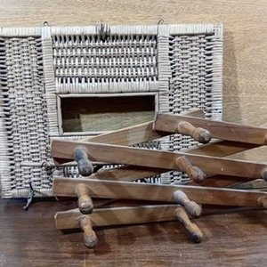 2 Percheros Vintage: Madera Sano y Mimbre con Detalles - imagen 1
