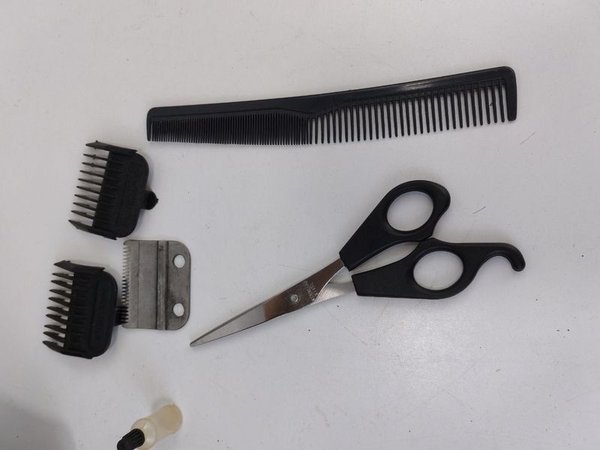 Cortadora de pelo eléctrica con múltiples accesorios - imagen 4