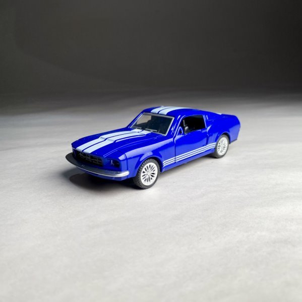 Ford Shelby Mustang GT500 (1967) a Escala - Azul con Franjas Blancas