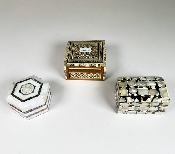 Lote anterior: Tres cajas alhajeros de madera con nacar