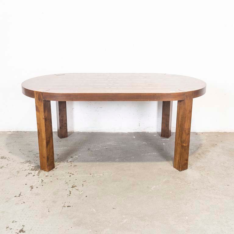 Lote siguiente: Mesa de comedor oval en madera con detalles