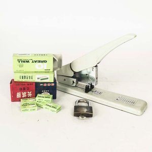 Engrampadora Grande con Candado y Cajas de Ganchitos - imagen 1