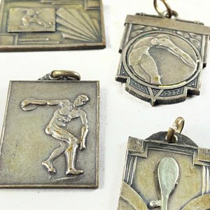 Lote de Dieciséis Medallas y Monedas Varias - imagen 3