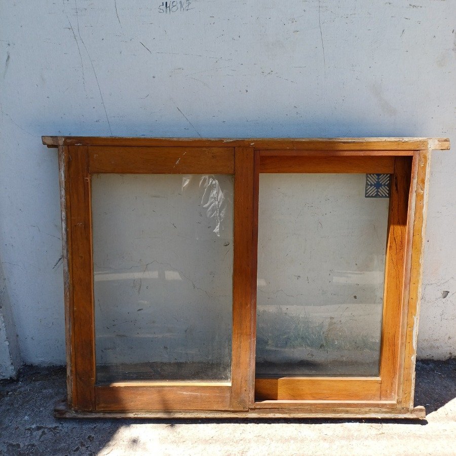 Lote anterior: Ventana de madera con dos hojas corredizas