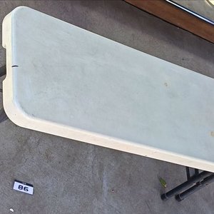 Banco Plegable Tipo Valija - Estructura de Alta Resistencia Banco corrido multiuso plegable a la mitad. Cuenta con una superficie de polietileno de alta densidad (HDPE) resistente a la intemperie y protección UV, ideal tanto para interiores como para exteriores. Medidas aproximadas: 183 cm de largo × 29,50 cm de ancho × 43,50 cm de alto – Con Detalle con Pequeña roptura - imagen 6