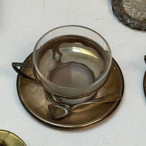 Lote Variado: Candelabros de Bronce, Joyeros Plateados y Utensilios - imagen 12