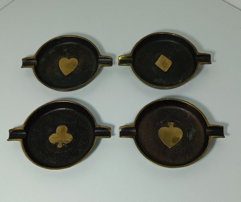 Lote siguiente: Ceniceros de bronce con diseño de naipes