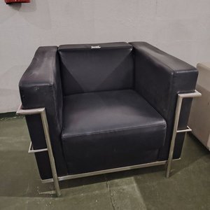 Sillón Estilo Le Corbusier, Tapizado Negro y Estructura Metálica - imagen 3