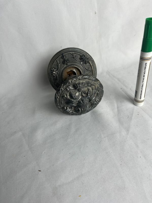Manotón de bronce: Un objeto de metal con diseños intrincados - imagen 5