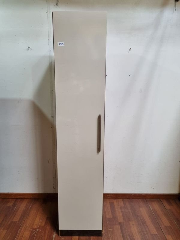Mueble Auxiliar Beige con Puerta y Estantes Interiores