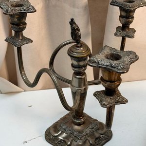 Lote Variado: Candelabros de Bronce, Joyeros Plateados y Utensilios - imagen 4