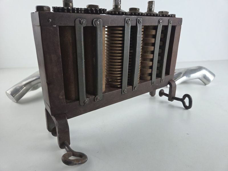 Máquina de pastas antigua en madera e hierro - imagen 8