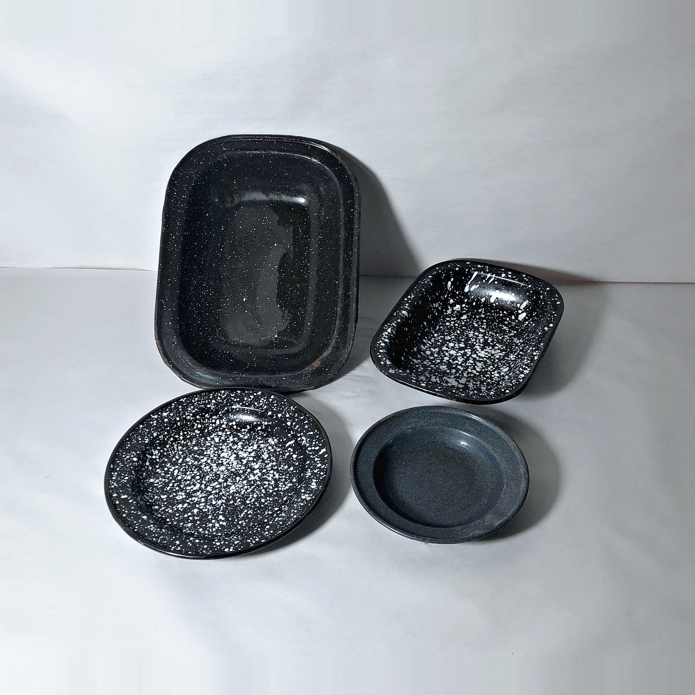 Set de 4 Piezas Esmaltadas: Fuentes, Plato y Bandeja Redonda