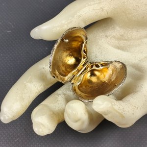 Pastillero de Colección en Plata con Forma de Almeja y Dos Cuños Antiguos - imagen 3
