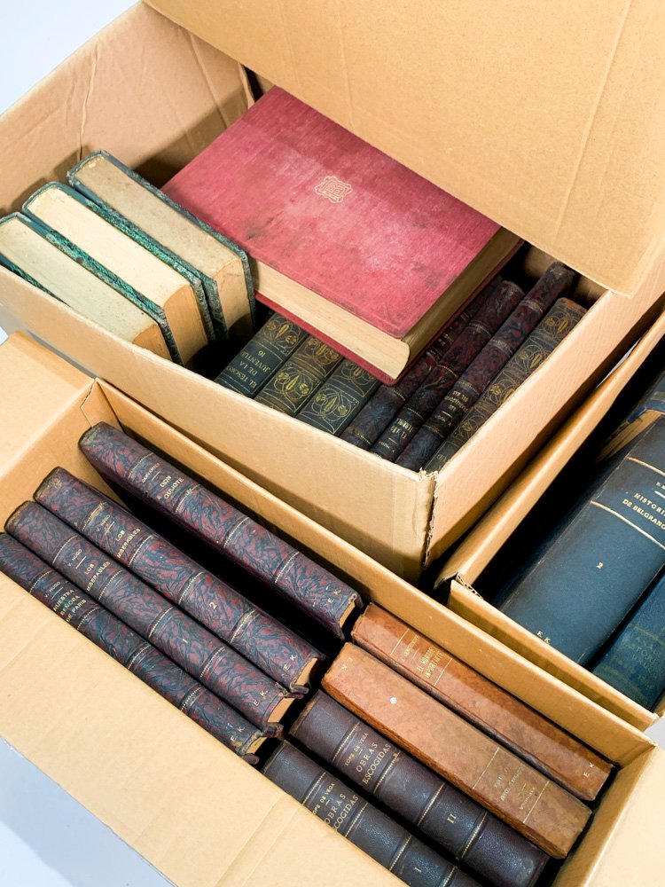 Libros y cajas de cartón en buen estado - imagen 3