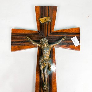 Cruz de Madera y Metal con Jesús Crucificado - imagen 4
