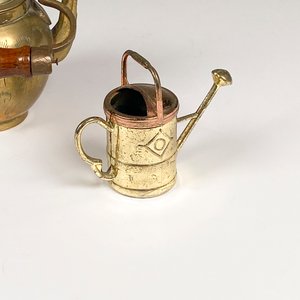 Lote de Tres Piezas: Sacapuntas Antiguo, Pava y Regadera Decorativas - imagen 5